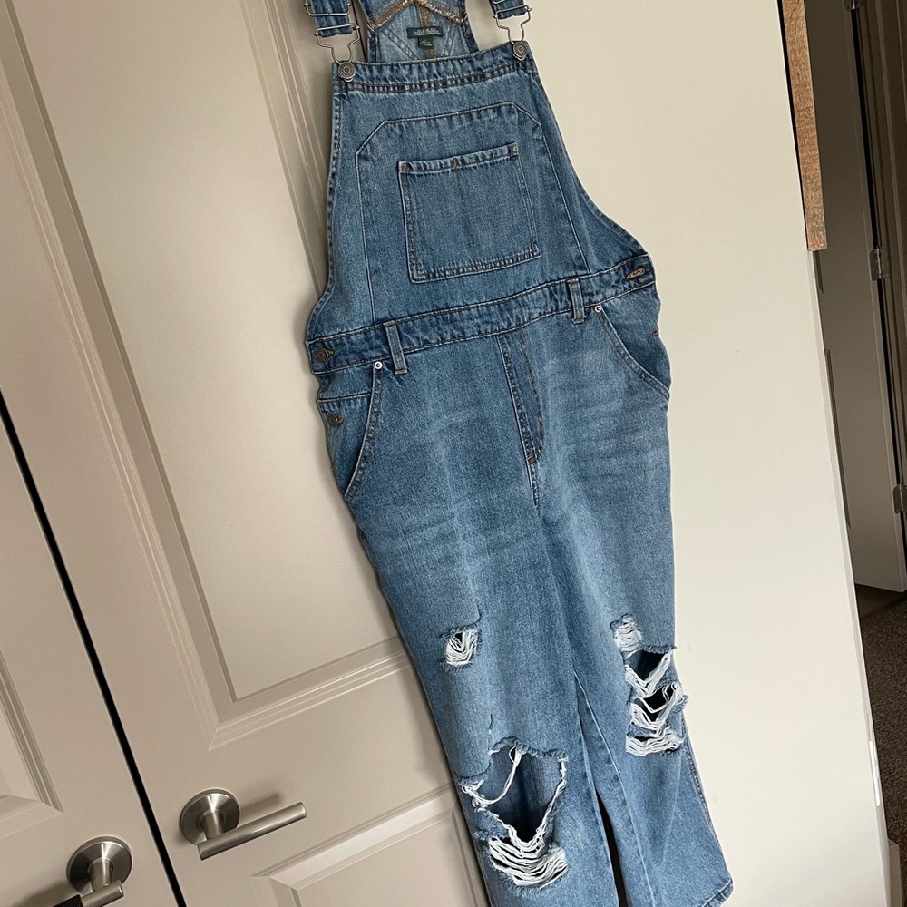 Denim overalls. Barely worn, hit mid ankle. Size L. I’m typically an 8/10.